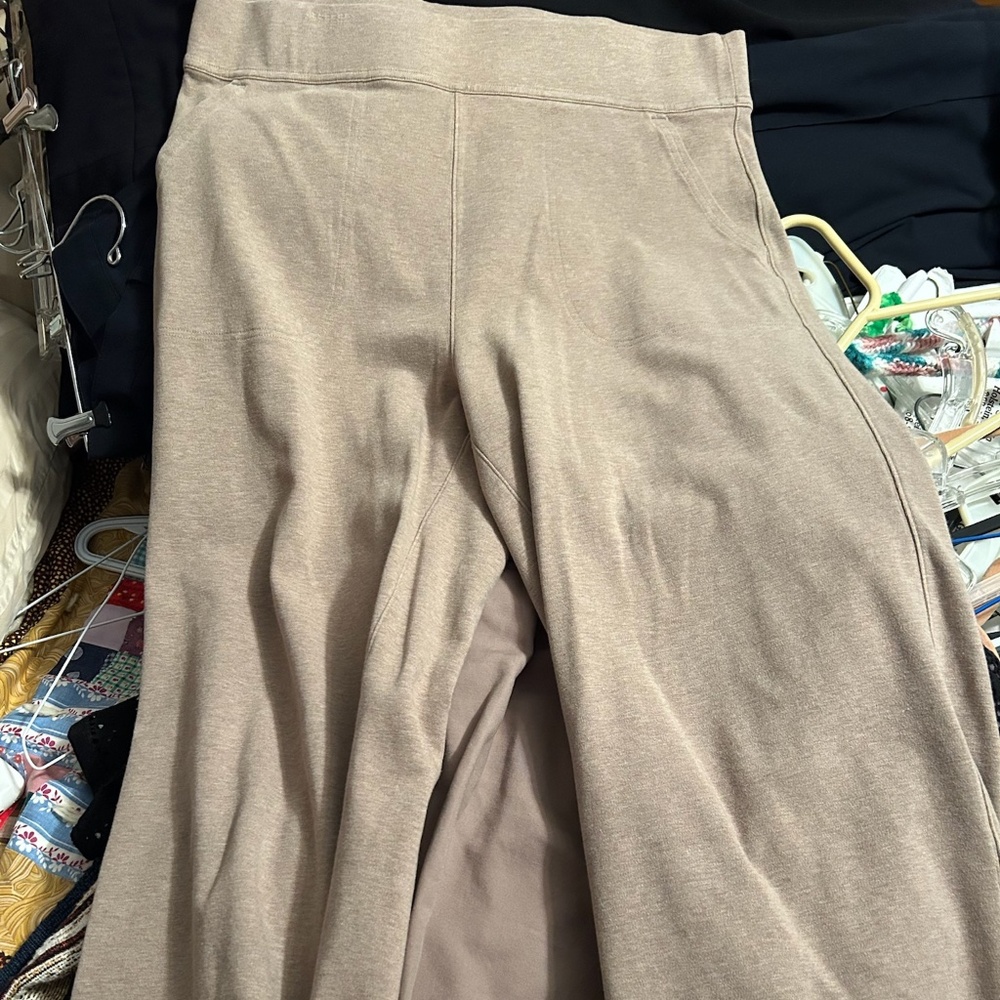 L Khaki Duluth Trading capris